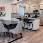 Chic And Elegant 2-Bedroom Haven W/ Roof Deck